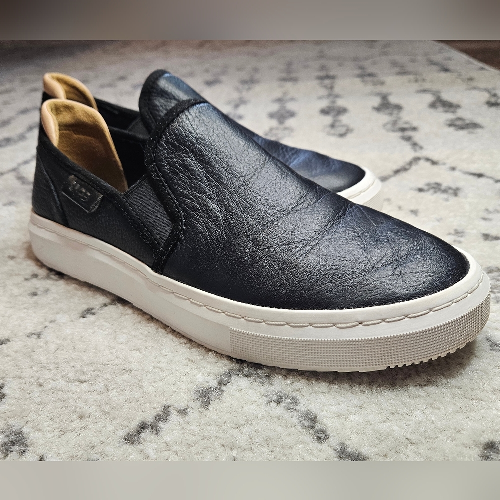 UGG Womens Alameda Leather Slip-On Sneakers - Black